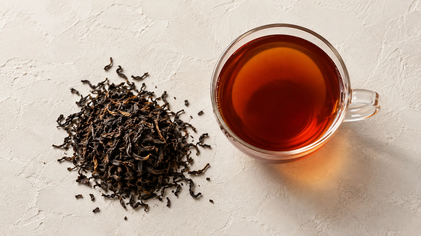 Black tea leaves with a red-amber infusion; decaffeination cannot be confirmed from appearance.
